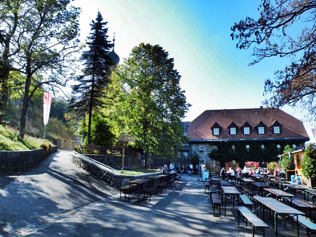 Kloster Kreuzberg mit Biergarten