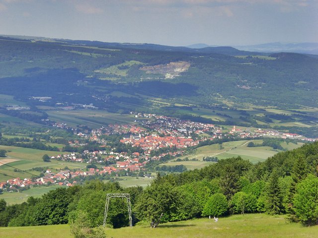 Blick vom Kreuzberg über den Skilift nach Bischofsheim a.d. Rhön