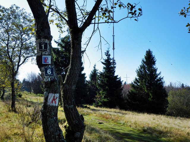 Kreuzberg Rhön mit Sender Kreuzberg und Wanderwegmarkierungen